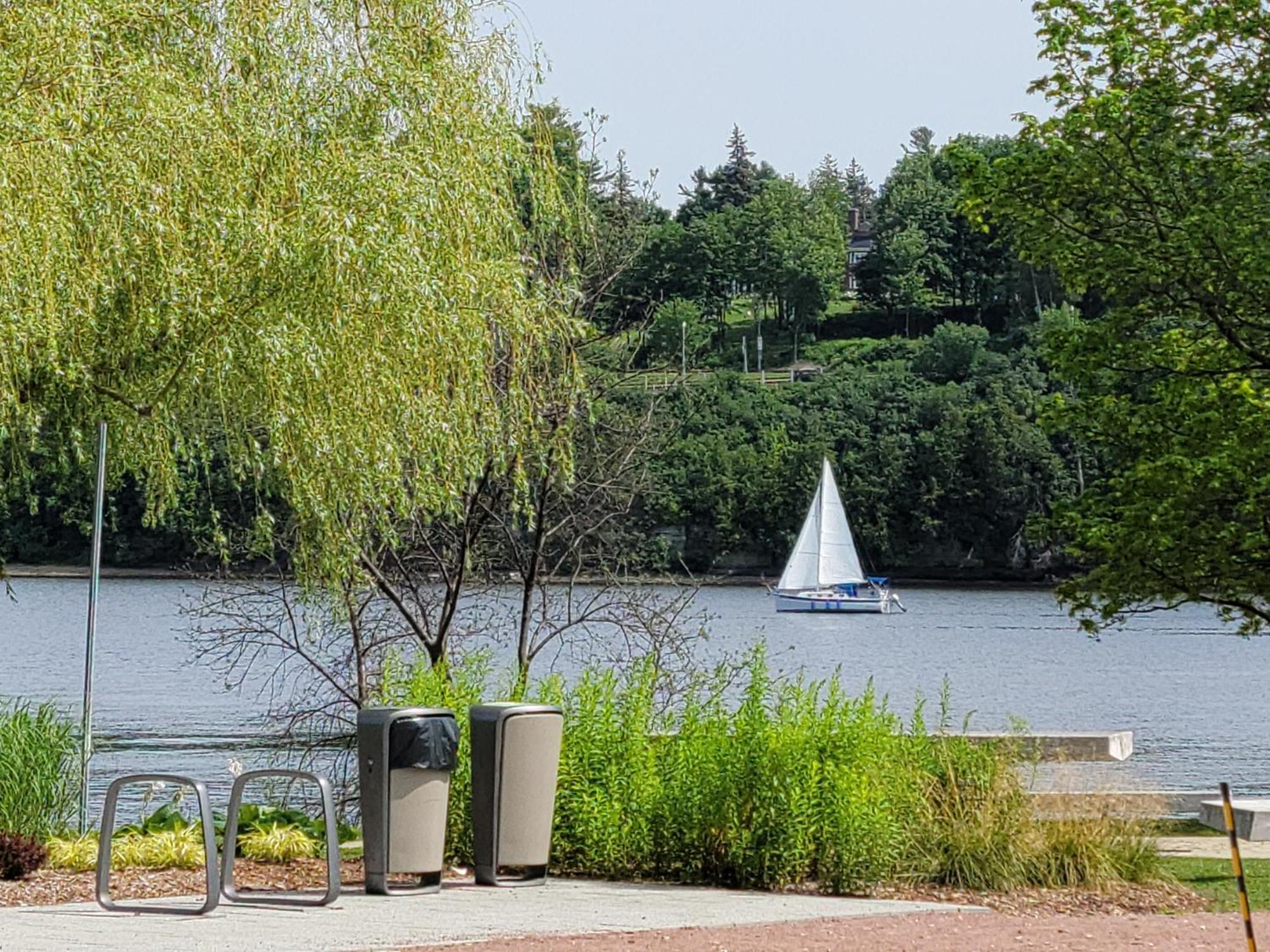 Kokomo Inn Bed And Breakfast Ottawa-Gatineau'S Only Tropical Riverfront B&B On The National Capital Cycling Pathway Route Verte #1 - For Adults Only - Chambre D'Hotes Tropical Aux Berges Des Outaouais Bnb #17542O Exteriér fotografie