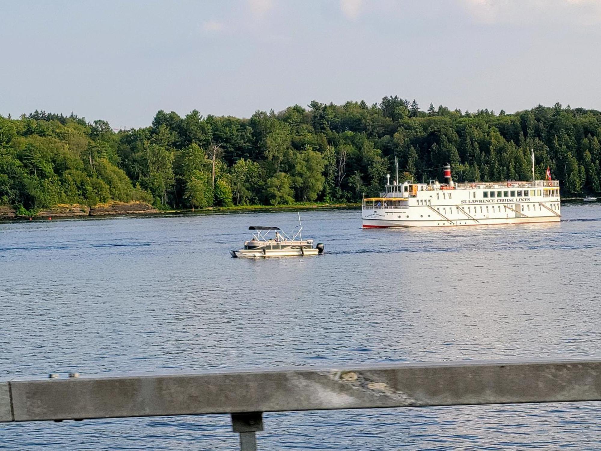 Kokomo Inn Bed And Breakfast Ottawa-Gatineau'S Only Tropical Riverfront B&B On The National Capital Cycling Pathway Route Verte #1 - For Adults Only - Chambre D'Hotes Tropical Aux Berges Des Outaouais Bnb #17542O Exteriér fotografie