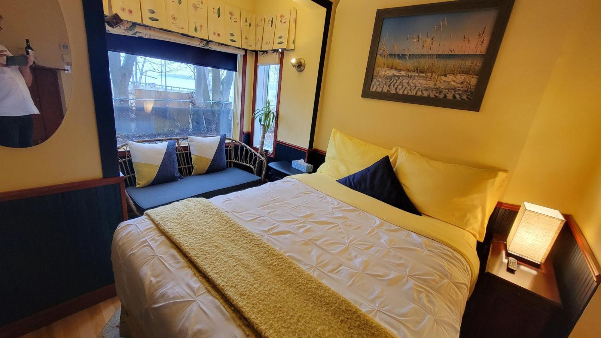 Kokomo Inn Bed And Breakfast Ottawa-Gatineau'S Only Tropical Riverfront B&B On The National Capital Cycling Pathway Route Verte #1 - For Adults Only - Chambre D'Hotes Tropical Aux Berges Des Outaouais Bnb #17542O Pokoj fotografie