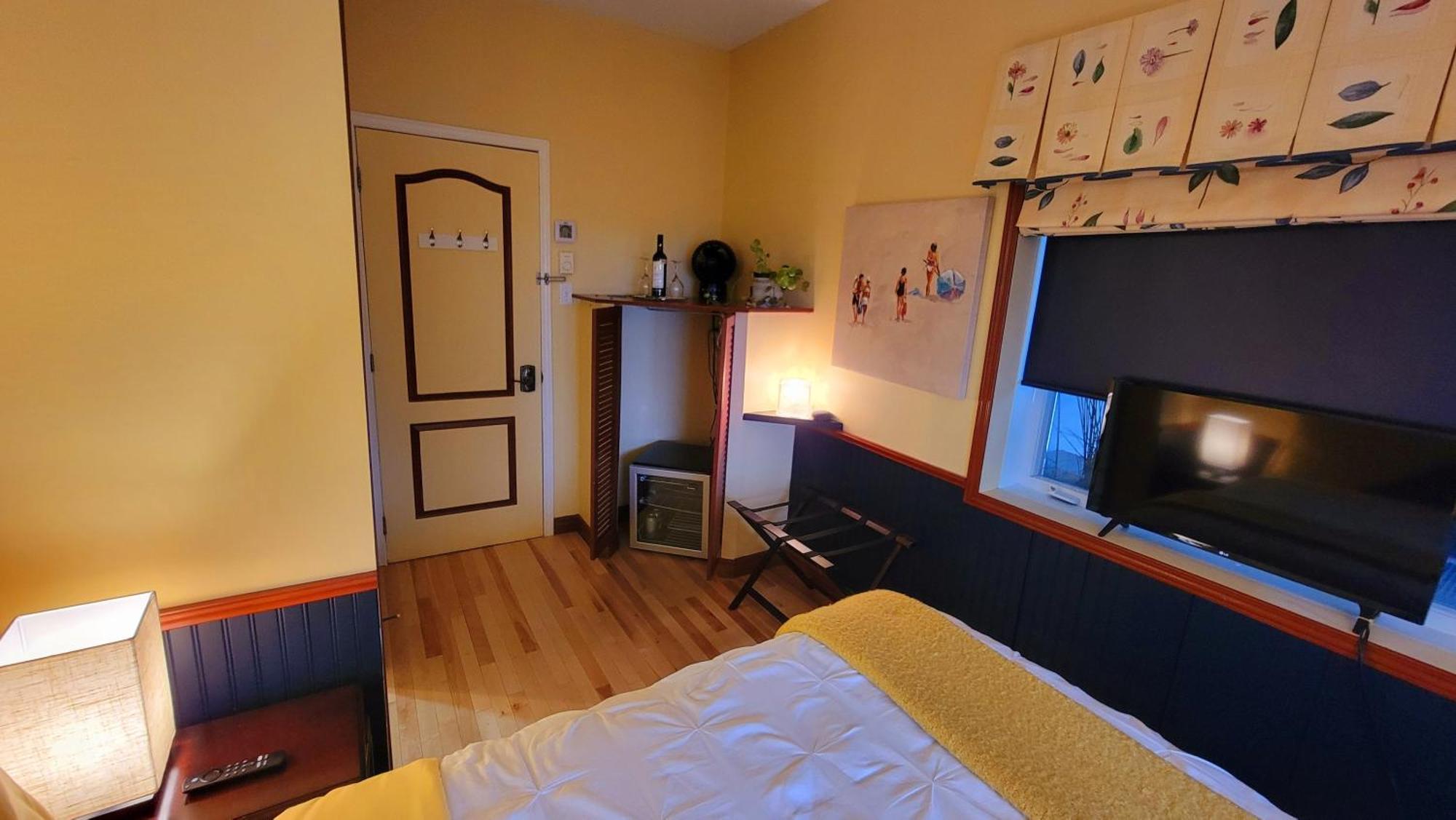 Kokomo Inn Bed And Breakfast Ottawa-Gatineau'S Only Tropical Riverfront B&B On The National Capital Cycling Pathway Route Verte #1 - For Adults Only - Chambre D'Hotes Tropical Aux Berges Des Outaouais Bnb #17542O Pokoj fotografie